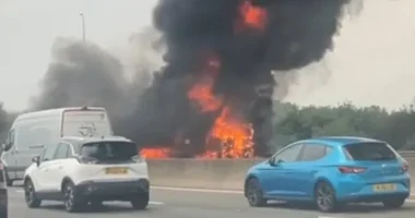 Teljes útlezárás az M25-ösön Angliában - egy kamion lángokban az autópályán