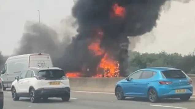 Teljes útlezárás az M25-ösön Angliában - egy kamion lángokban az autópályán Teljes útlezárás az M25-ösön Angliában - egy kamion lángokban az autópályán