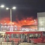Hatalmas tűz a Luton repülőtéren, az új emeletes parkoló szinte teljesen szétégett, több mint 1200 autó megsemmisült és a járatokat egy időre leállították