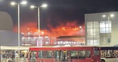 Hatalmas tűz a Luton repülőtéren, az új emeletes parkoló szinte teljesen szétégett, több mint 1200 autó megsemmisült és a járatokat egy időre leállították