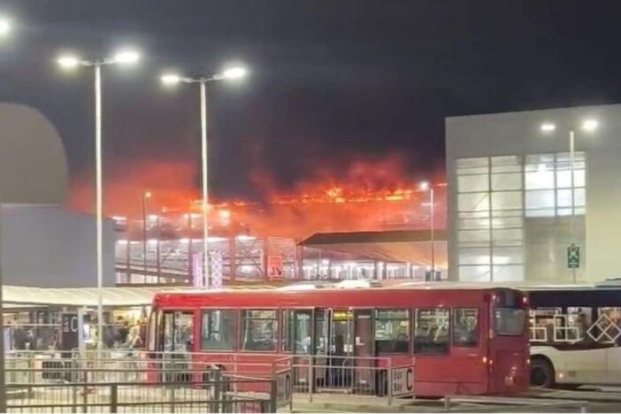 Hatalmas tűz a Luton repülőtéren, az új emeletes parkoló szinte teljesen szétégett, több mint 1200 autó megsemmisült és a járatokat egy időre leállították 6