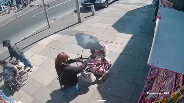 Videón, ahogy a nyílt utcán megpróbálnak elrabolni egy csecsemőt Angliában, amíg az anyja egy pillanatra nem figyel