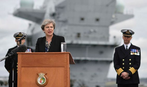 A brit miniszterelnök nem ítélte el Trump-ot a neonácikat védő beszéde után