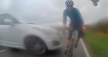 Centiken múlt egy biciklis élete Angliában: videón a megdöbbentő jelenet