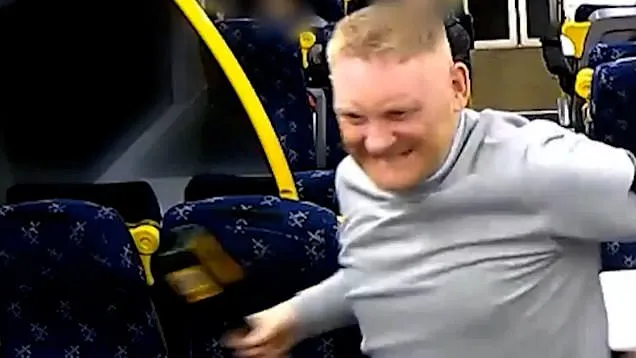 Terror a vonaton Nagy-Britanniában: Tízperces szóváltásból dühöngés és vérfürdő egy törött üveggel