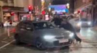 Autóval emberek közé hajtott egy nő Manchester belvárosában - a jelenetet többen videóra is vették