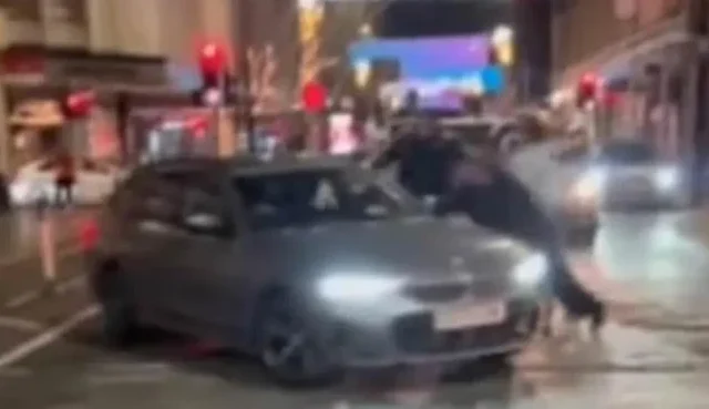 Autóval emberek közé hajtott egy nő Manchester belvárosában – a jelenetet többen videóra is vették