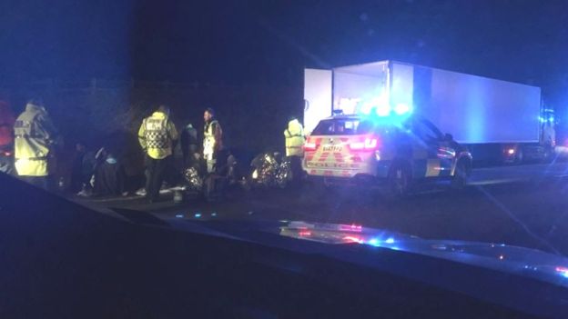 Káosz az autópályán Angliában: 27 migráns bujkált az egyik megállított kamionban, többen menekülni próbáltak 2