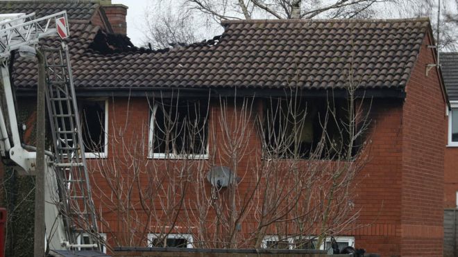 4 kisgyerek bent égett egy hatalmas lakástűzben Közép-Angliában 5