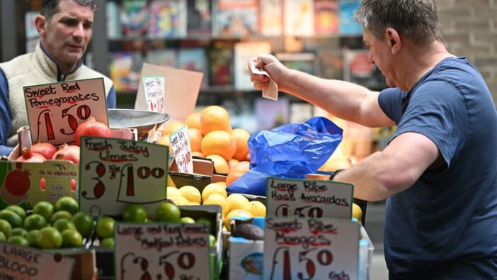Jó hírek a Nagy-Britanniában élőknek – tovább csökkent az infláció és az élelmiszer árak emelkedése is lassul 9