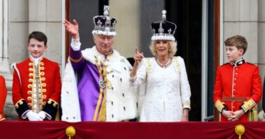 Károly király megkoronázása képekben