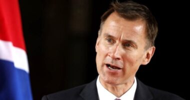 28 millió dolgozónak évi több száz fonttal lesz több pénze Nagy-Britanniában – csökkentik az NI-t