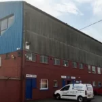 A szurkolók közé hajtott egy autó egy futballstadionnál Nagy-Britanniában: 1 halott és 2 gyerek megsérült
