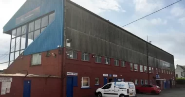 A szurkolók közé hajtott egy autó egy futballstadionnál Nagy-Britanniában: 1 halott és 2 gyerek megsérült