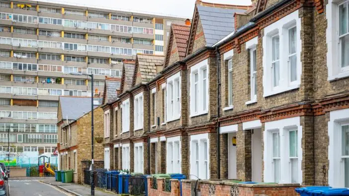 Több, mint 1.6 millió gyermek él elfogadhatatlan állapotú, nyirkos, penészes albérletekben Nagy-Britanniában