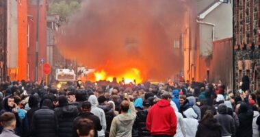 Elszabadult a pokol, súlyos zavargások az Egyesült Királyságban: házak és autók lángokban Ballymena városában