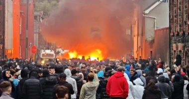 Elszabadult a pokol, súlyos zavargások az Egyesült Királyságban: házak és autók lángokban Ballymena városában