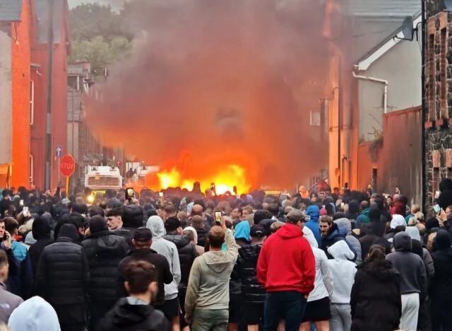 Elszabadult a pokol, súlyos zavargások az Egyesült Királyságban: házak és autók lángokban Ballymena városában