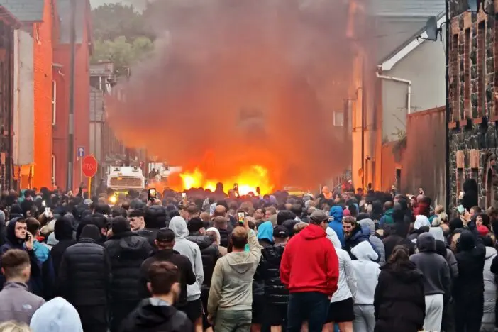 Elszabadult a pokol, súlyos zavargások az Egyesült Királyságban: házak és autók lángokban Ballymena városában
