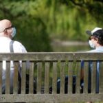 Kiszivárgott mit tervez Boris Johnson a különböző háztartásokban élők találkozását illetően