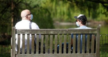 Kiszivárgott mit tervez Boris Johnson a különböző háztartásokban élők találkozását illetően