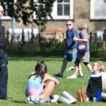 Hétfőtől 6 főnél többen tilos összegyűlni Angliában