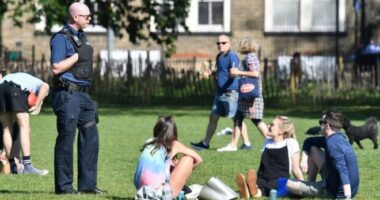 Hétfőtől 6 főnél többen tilos összegyűlni Angliában