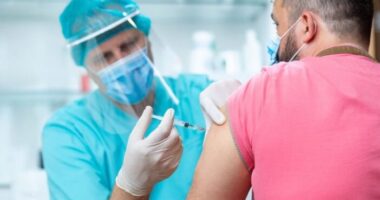 Elindulhat a koronavírus elleni oltás tesztelése önként jelentkezőkön az Egyesült Királyságban