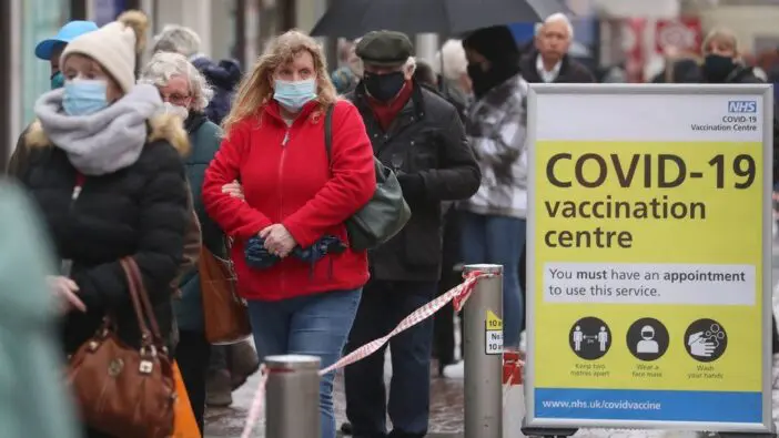 Újabb jó hír: Mától 3-asra csökkentették a Covid készültségi szintet Nagy-Britanniában 1