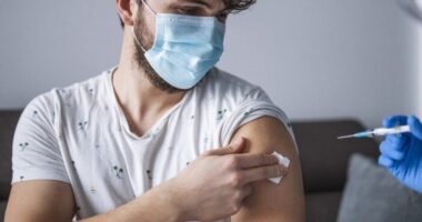 Következő hónaptól jön a 3. Covid oltás Nagy-Britanniában