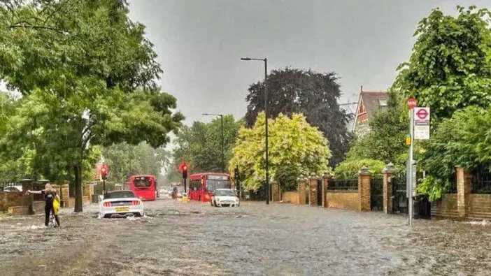 Hatalmas eső és árvizek Londonban: több helyen 1 havi csapadék esett pár óra alatt 1