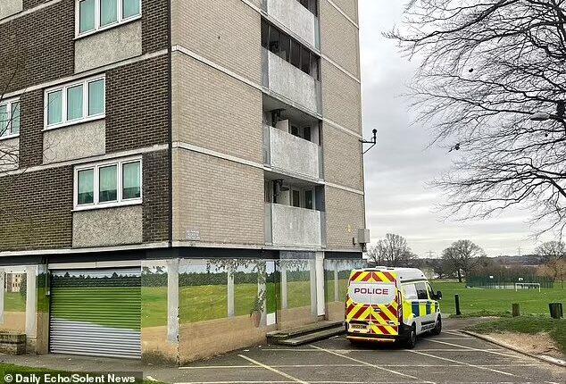 Karácsony napján született, 12 napos kisbabát találtak holtan egy lakásban Angliában – egy fiatal férfit és egy nőt azonnal letartóztattak 1