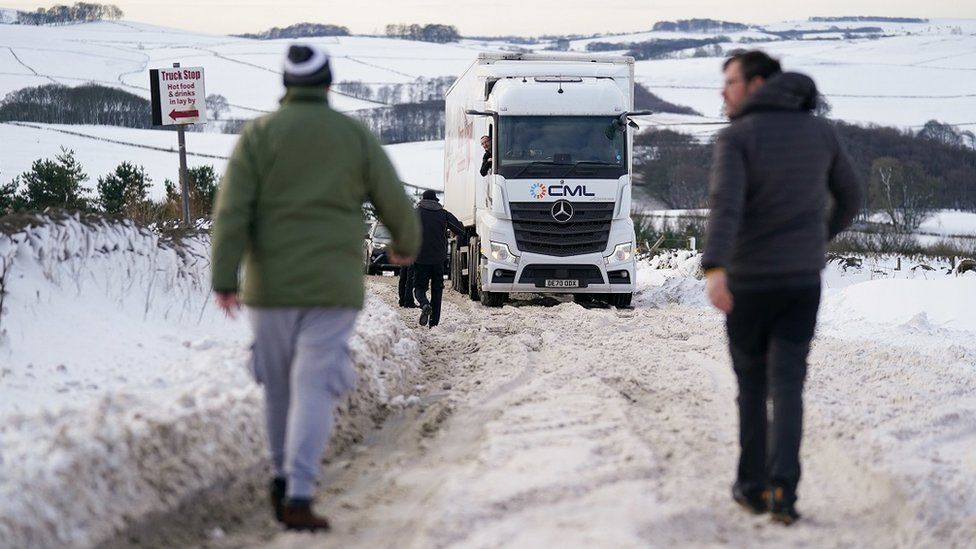 Leesett az első nagyobb hó Nagy-Britannia számos részén: volt, ahol egy kocsmát majdnem el is temetett (képek) 11