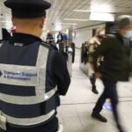 Alig 1 hónap alatt emberek százainak osztottak ki £200-os büntetést Londonban, mert nem volt rajtuk maszk