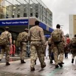 Mától már a katonaság embereit is be kellett vetni Londonban az omicron variáns és a súlyos munkaerőhiány miatt az NHS-nél