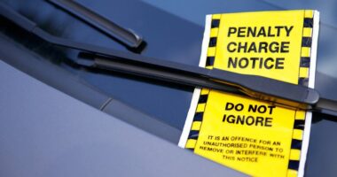 Szuper hír: jelentősen csökken a parkolási bírságok összege és változnak a velük kapcsolatos szabályok Angliában és Walesben