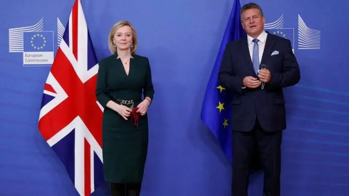 A brit kormány azzal fenyegeti az EU-t, hogy felmondja az észak-írországi protokollt, kereskedelmi háborút és még nagyobb káoszt létrehozva ezzel 1