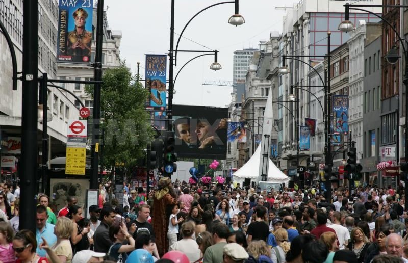 1243272849-oxford-street-car-free-day-for-night-at-the-museum-275038_75038