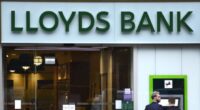 Egyszeri £1000-os összeget kap a Lloyds Banktól 64,000 dolgozója a megélhetési költségek terhének csökkentésére 2