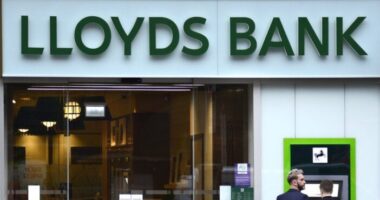 Egyszeri £1000-os összeget kap a Lloyds Banktól 64,000 dolgozója a megélhetési költségek terhének csökkentésére