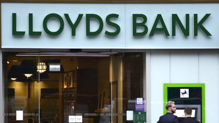 Egyszeri £1000-os összeget kap a Lloyds Banktól 64,000 dolgozója a megélhetési költségek terhének csökkentésére 1