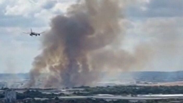 Tűz ütött ki Nagy-Britannia legnagyobb repülőtere mellett