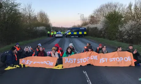 Káosz Nagy-Britannia legforgalmasabb autópályáján: aktivisták tucatjait tartóztatták le, miután teljesen blokkolták a forgalmat több helyen is 4