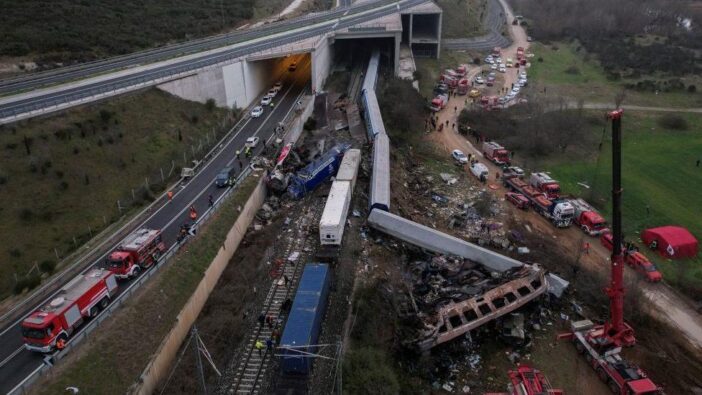 Szörnyű vonatbaleset, 2 vonat egymásnak rohant és frontálisan ütközött Görögországban – legalább 36 halott van eddig 3