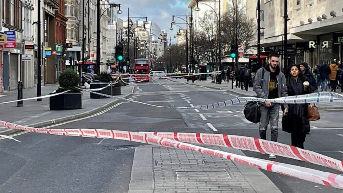 Életveszélyes állapotban van egy fiatal srác, miután megkéselték London szívében az Oxford Streeten egy buszon 4