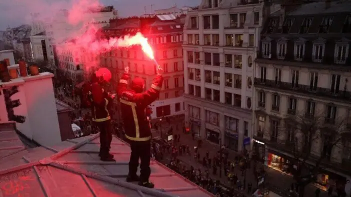 Felgyújtották a városházát Bordeauxban: kezd eldurvulni a tüntetés „a szomszédban” és pont mikor Károly király oda készül 7