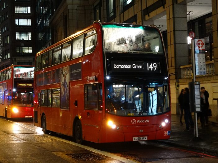 Egy londoni buszon az utasok szeme láttára szeretkezett egy pár, amit videóra is vettek 3