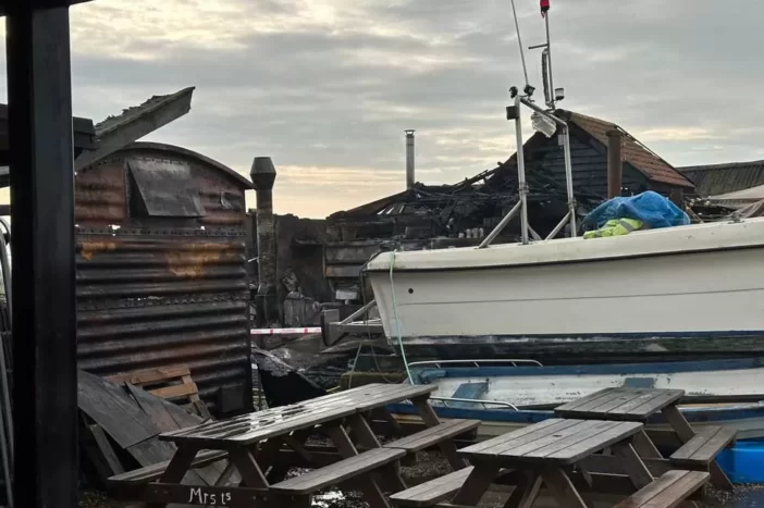 Hatalmas robbanás, és több épület is leégett egy angliai kikötőben 6