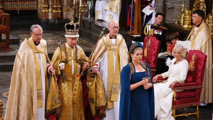 Károly király megkoronázása képekben