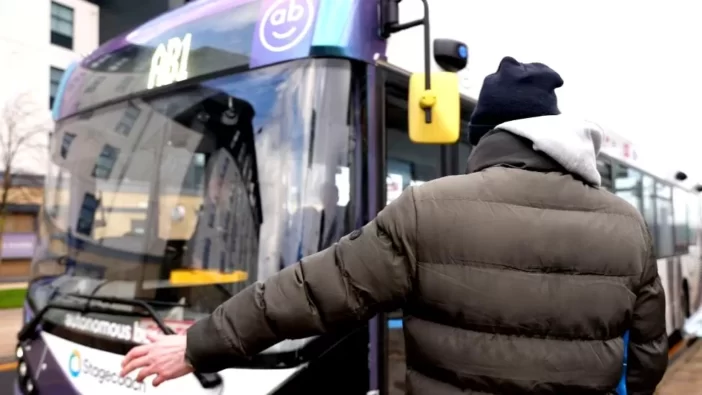 Az Egyesült Királyság első vezető nélküli busza megkezdte az utasok szállítását 3